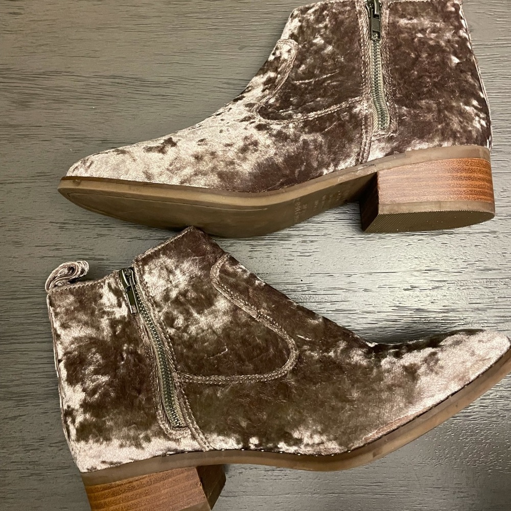 American Eagle crushed velvet look booties !